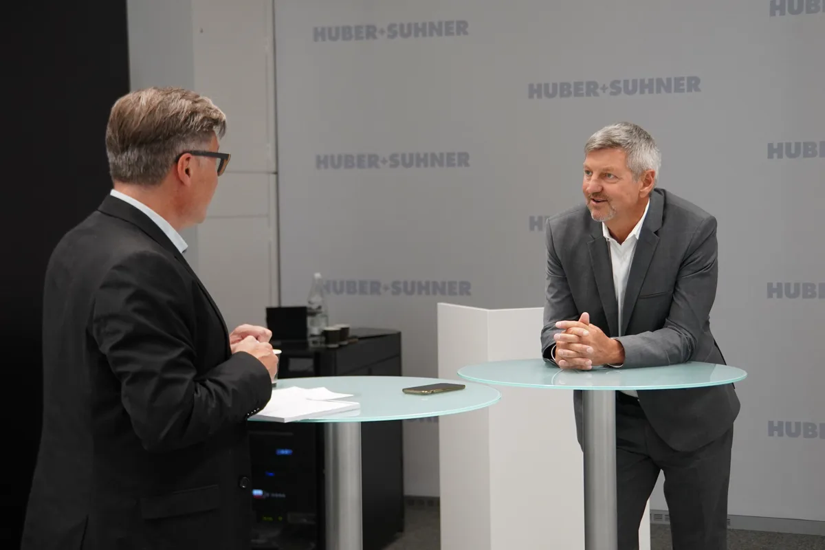 Urs Ryffel im Gespräch mit ZO/AvU-Redaktor Sandro Compagno. Ryffel trägt einen grauen Anzug und ein weisses Hemd.